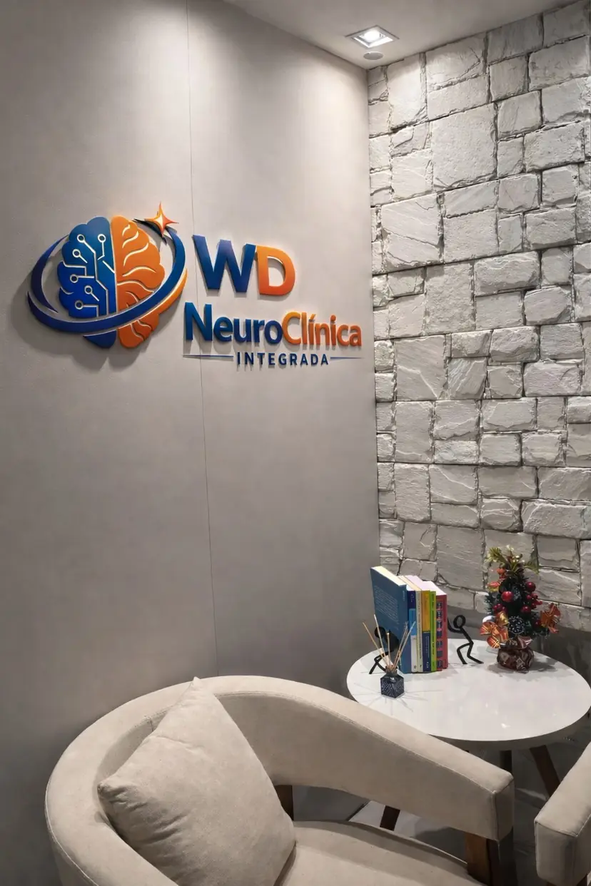 Sala de espera da WD NeuroClínica Integrada, com o logo da clínica na parede